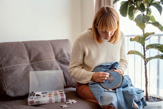 Рукодельница работает над схемой